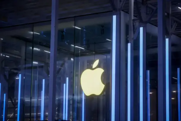 El logo dorado de Apple brilla en una fachada de vidrio, anticipando las novedades de WWDC 2026.