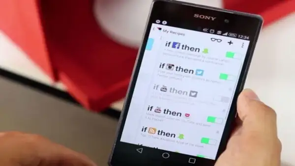 Muestra la app IFTTT que es, con recetas como "si hay mensaje en Facebook, entonces notificar" o "si publicas en Instagram, entonces tuitear".