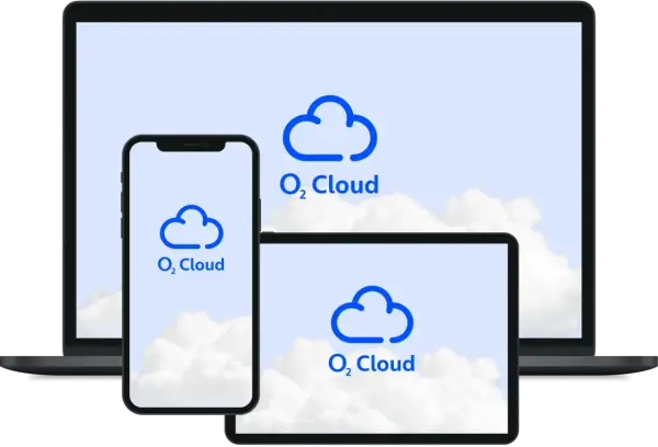 Dispositivos electrónicos muestran el logo de O2 Cloud sobre un fondo de nubes.